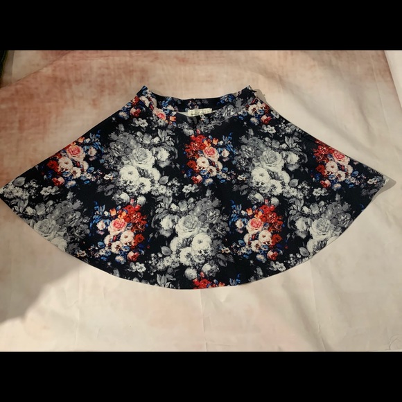Abercrombie & Fitch Floral min skirt Neoprene Skater Skirt size XS - Picture 4 of 4